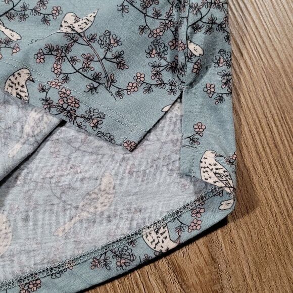 🔺️H&M Stone Blue Bird Print 3/4 Sleeve Buttoned Vneck Top Small - Picture 8 of 13